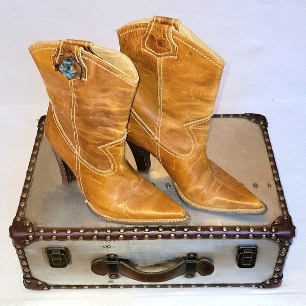 Womens Distressed Western Boots